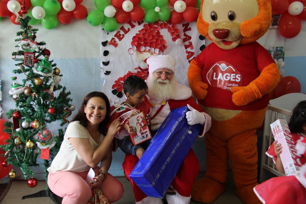 Crianças da Creche Celina Tomé ganham festa de natal