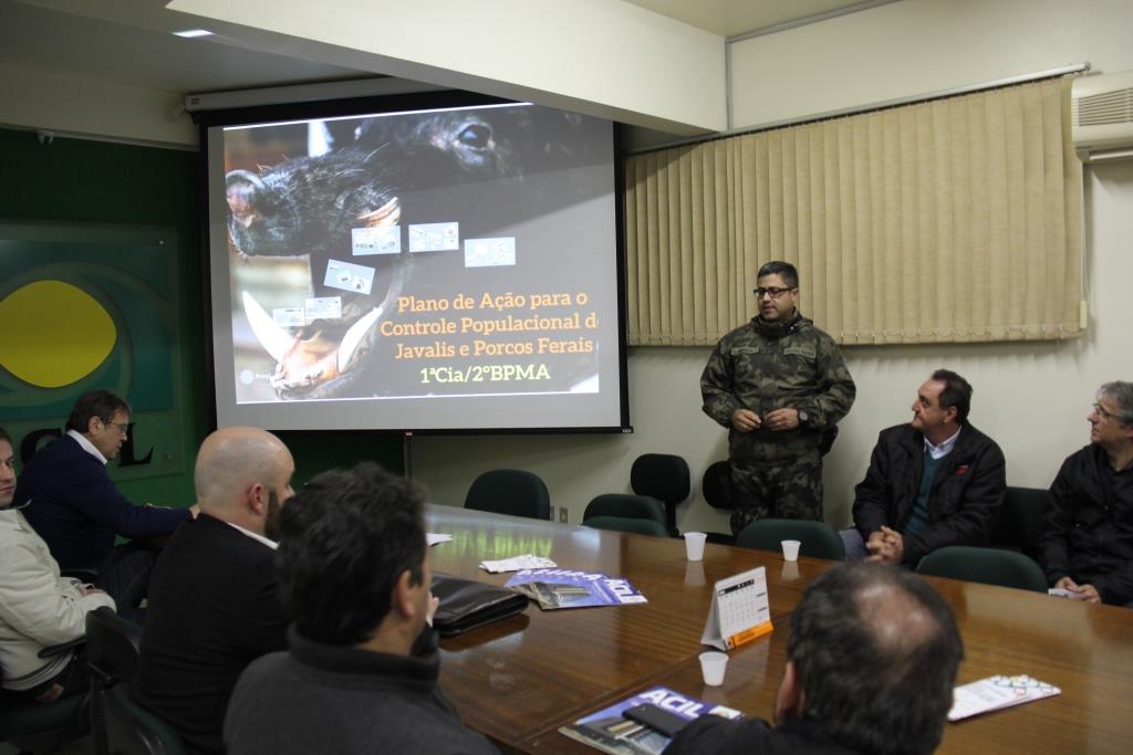 Diretoria da ACIL recebe Policia Ambiental para falar sobre proliferação de javalis